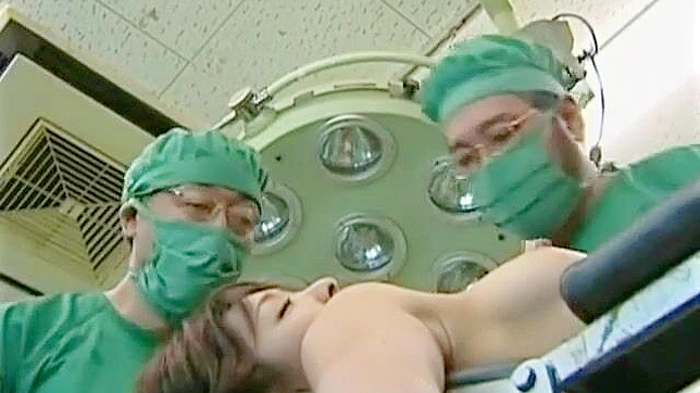日本人の妻、夫が見守る中、手術中に医師とワイルドなセックスをする