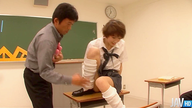 日本のティーンエイジャーが不埒な恋人から顔面射精を受ける