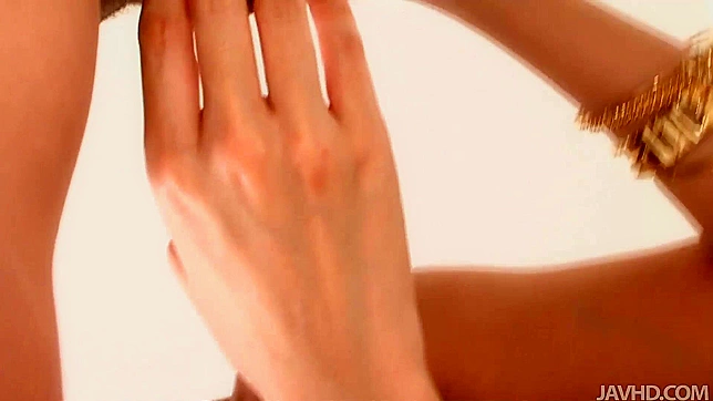 あすかりのの足とかかとと手が硬いチ○ポを弄ぶ日本のポルノビデオ