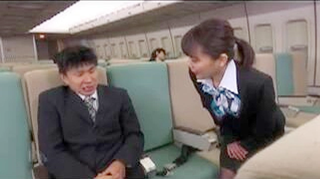機内での熱い出会い - 親切な日本のスチュワーデスが乗客を満足させる
