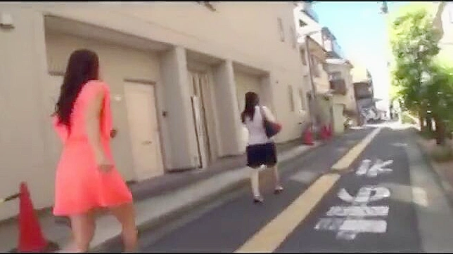 セクシーな日本人ナンパ師が路上で女性を誘惑する