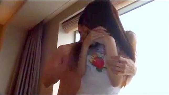 いたずらティーン、日本での初ヌード撮影をきっかけに蒸し暑いセックスに至る