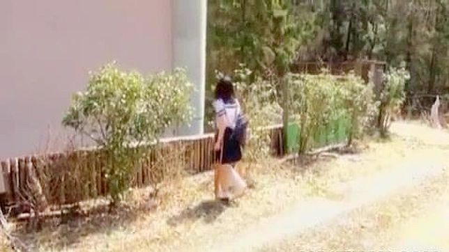 松葉杖で無防備、無邪気な日本の少女が荒らされる