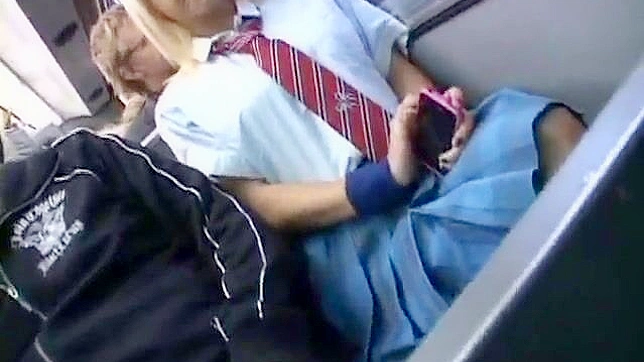 日本の男がバスの中でテッサ・テイラーを触る