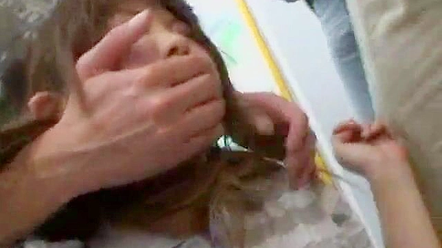 スーパーの痴漢が衝撃的なポルノビデオで少女を虐待する