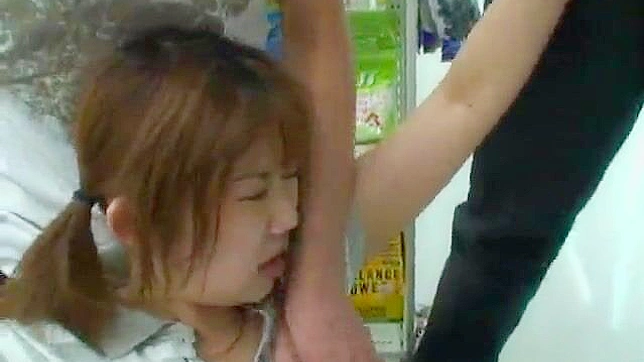 スーパーの痴漢が衝撃的なポルノビデオで少女を虐待する