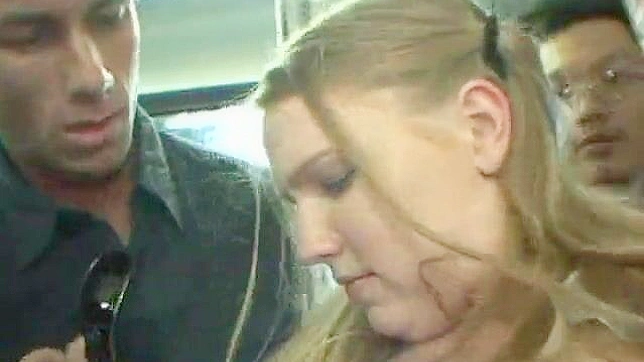 痴漢された白人女子学生、公共の場でバスに乗った変態男たちに体を触られる
