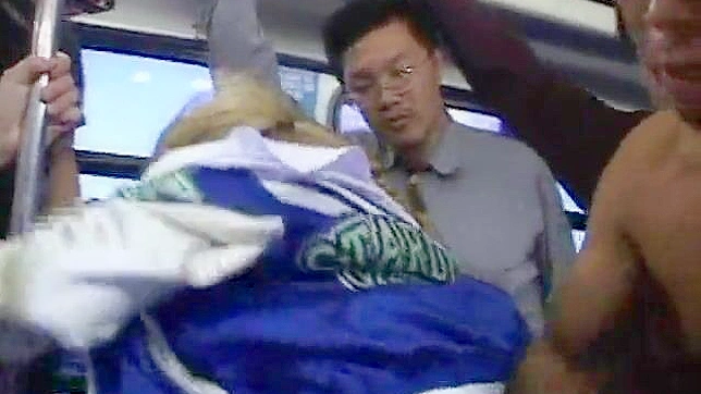 痴漢された白人女子学生、公共の場でバスに乗った変態男たちに体を触られる