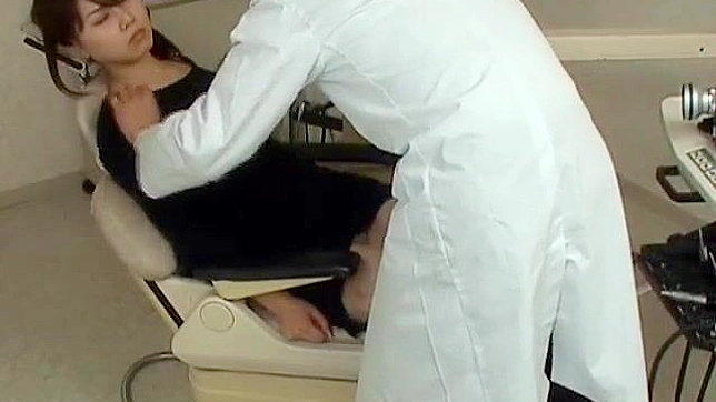 ニッポン・ポルノ・ビデオで、麻酔をかけられたミルフが不気味な歯科医にエッチなことをされる