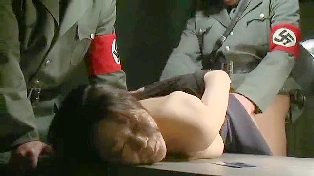 東洋軍の拷問 - サディスティックな兵士が女性捕虜を虐待する