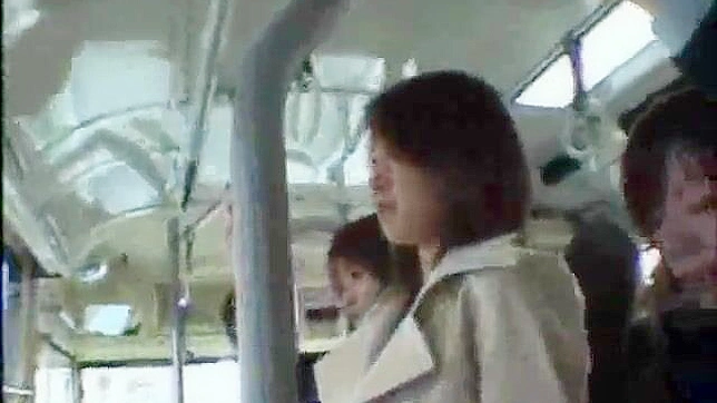 バスの中で女子校生に犯される日本の女教師