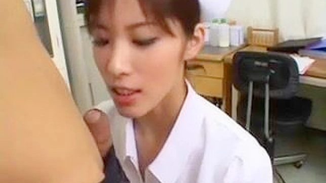 UNCENSORED 日本のエッチな看護師がその口技で患者を喜ばせる