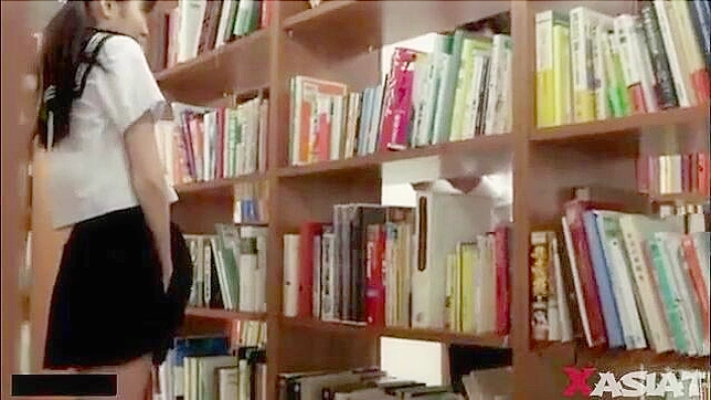 東洋のティーン女子高生、公共図書館で秘密の性欲を解き放つ