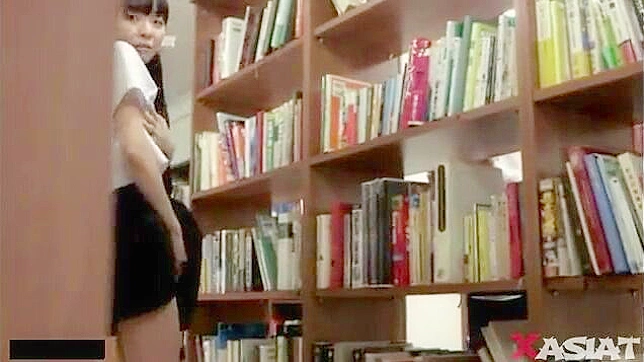 東洋のティーン女子高生、公共図書館で秘密の性欲を解き放つ