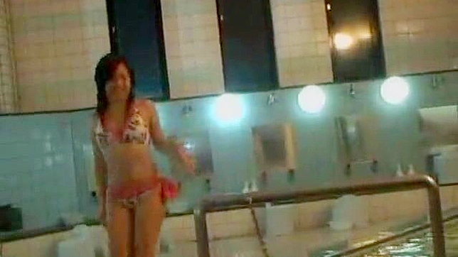 日本の市民プールで少女がエッチな出会いを果たす
