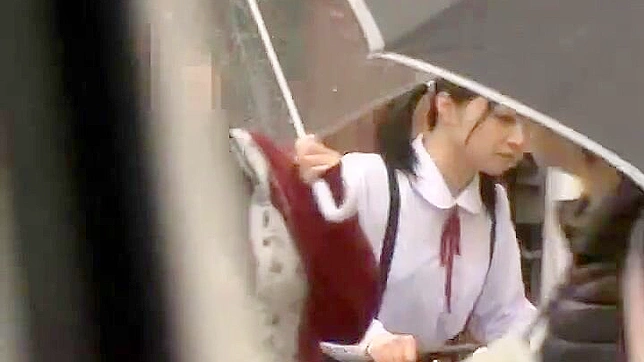 セクシーな女子学生、日本の暗い路地で通り魔に体を触られる