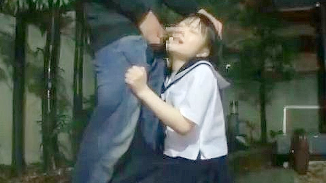 雨の日の女子校生、濡れたマンコに釘を刺される