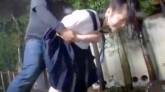 雨の日の女子校生、濡れたマンコに釘を刺される