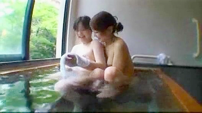 日本で休暇中のセクシーないたずら姉妹とホテルボーイ