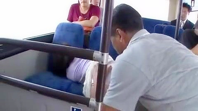 アジアの恥知らずな女子学生が公共交通機関で熟年男性に犯される