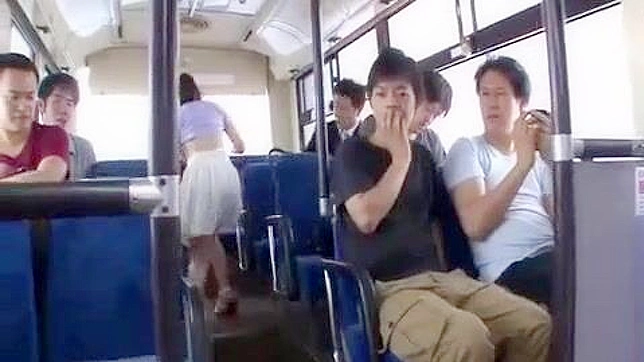アジアの恥知らずな女子学生が公共交通機関で熟年男性に犯される