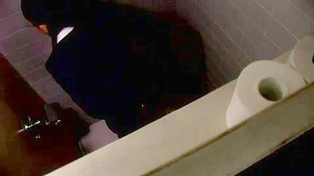 アジアン・ポルノ・ビデオ、女性用トイレで無礼な男性同僚をフィーチャーする