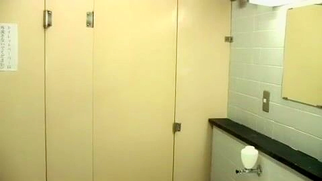 アジアン・ポルノ・ビデオ、女性用トイレで無礼な男性同僚をフィーチャーする