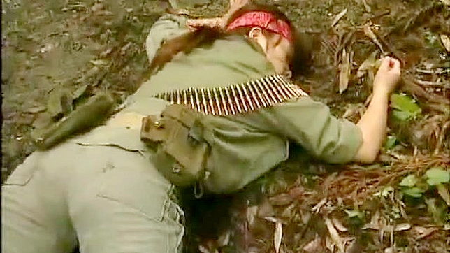 日本軍の性征服 - 捕虜になった陸軍少女が準軍事組織の兵士に犯される
