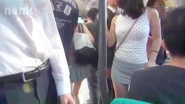 無垢なティーンが日本のバスで股間を触られ犯される