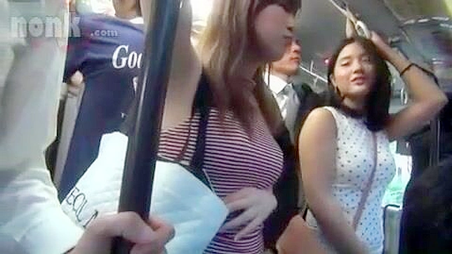 無垢なティーンが日本のバスで股間を触られ犯される