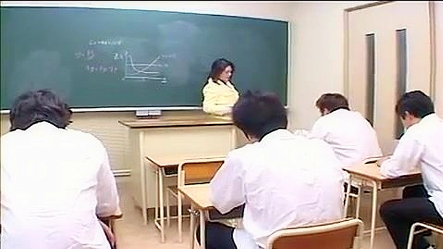 UNCENSORED アジア人のポルノビデオで貧乏教師がクラス全員を利用する