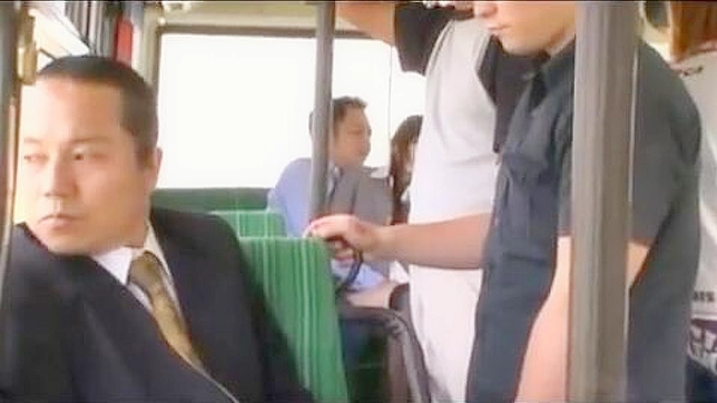 日本の熟女による公共バスでのフェラチオ