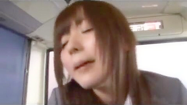 日本の熟女による公共バスでのフェラチオ