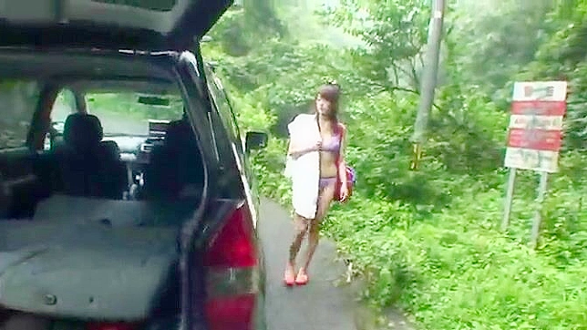 日本の路上で、連れ去られた10代の女の子と乱暴なセックスをする