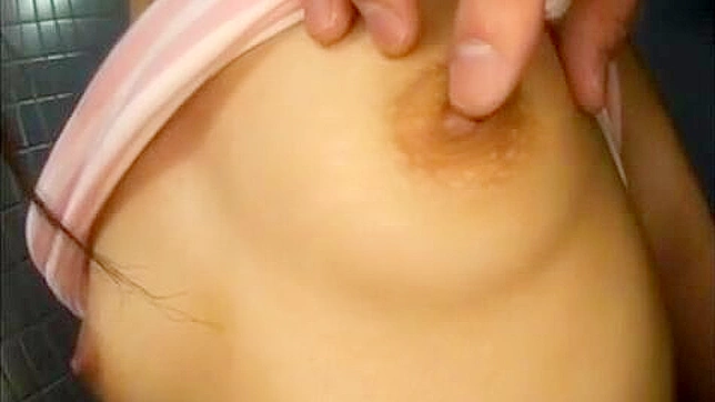 セクシーセンセーション - 廊下で小さな胸のアジア系少女が口腔満足を得る