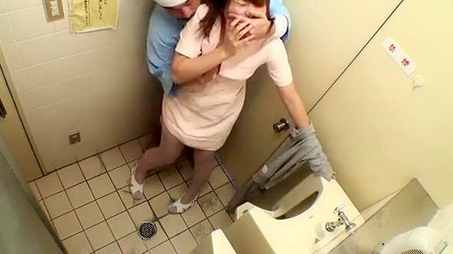 いたずらナースが公衆トイレで患者と乱交する