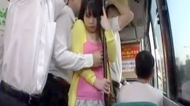 公衆の面前で痴漢とファック - 混雑したバスにワイルドに乗り込む哀れな日本人女性