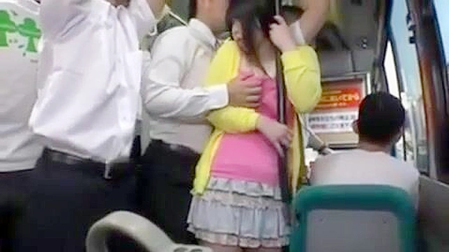 公衆の面前で痴漢とファック - 混雑したバスにワイルドに乗り込む哀れな日本人女性