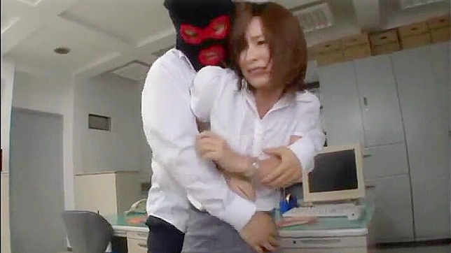 ニッポン・ポルノで仮面をかぶった同僚がOLに性的暴行を加える