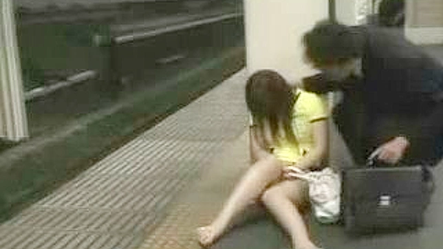 アジア人女子学生、電車内で老人男性に痴漢される