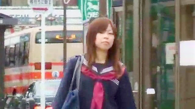 日本の女子学生、通学路で地元の人々と険悪な出会いを果たす