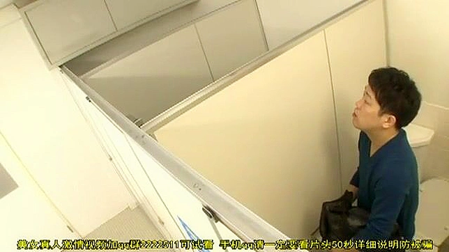 ニッポン・ポルノ・ビデオ - いたずら小僧、トイレの盗撮カメラで友達に自慰行為をするところを盗撮される