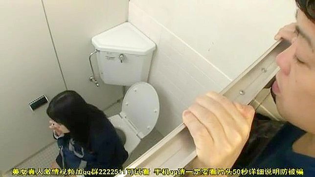 ニッポン・ポルノ・ビデオ - いたずら小僧、トイレの盗撮カメラで友達に自慰行為をするところを盗撮される