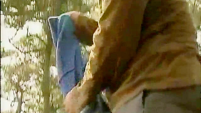 森でジョギング中にストーカーされる - アジアン・ポルノ・ビデオ
