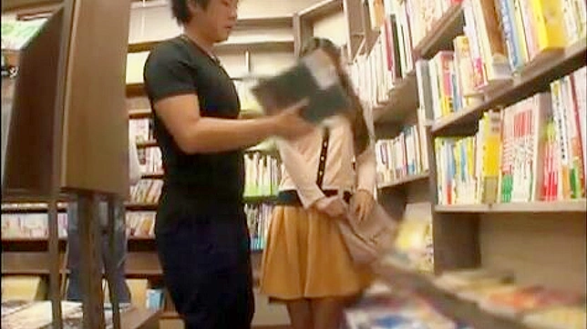 セクシーな見知らぬ男が、賑やかな書店で無邪気な東洋人の少女を利用する