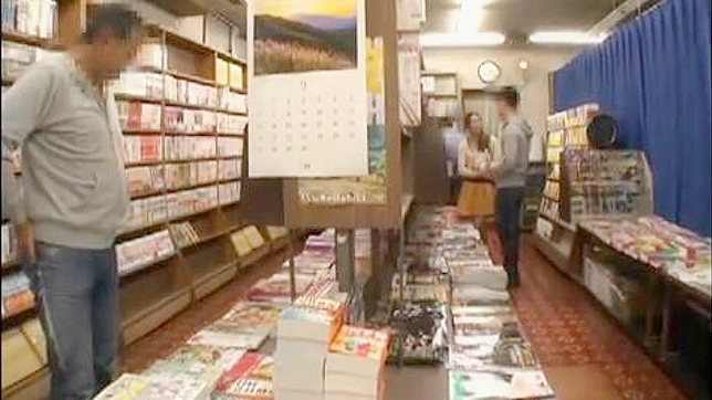セクシーな見知らぬ男が、賑やかな書店で無邪気な東洋人の少女を利用する