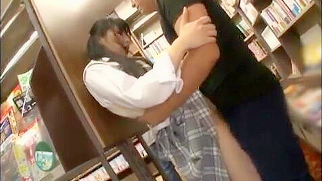 図書館でインテリ男に誘惑されるキュートなアジア系少女