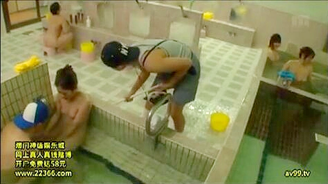 公衆トイレでセクシーな少女が2人のプール清掃員に振り回される