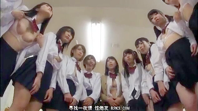 催眠術を使った誘惑 - 日本の男子グループが、同級生の女性にオーラルセックスを強要する