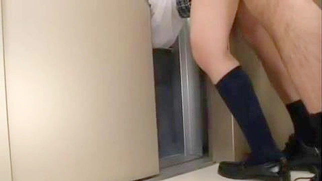 JAVエロ動画 - エレベーターで立ち往生したエロ男に後ろから犯される